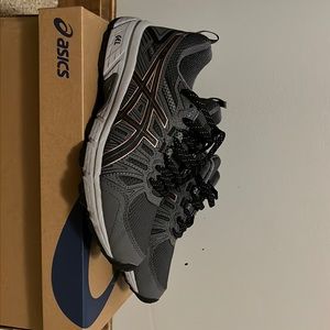 Unworn women’s 6 1/2 wide ASICS gel-venture 7 sneakers. Still in original box